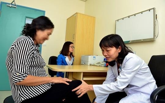 Đi lại nhiều, một phụ nữ bị thoái hóa khớp gối nặng 