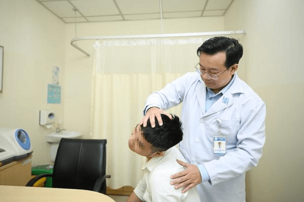 Bấm huyệt, nắn xương, đắp thuốc...không chữa được thoát vị đĩa đệm 