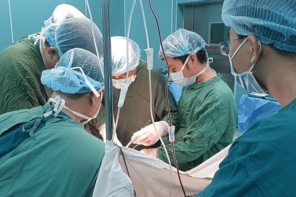 Bác sĩ giải cứu nam thanh niên rơi từ tầng 2 xuống đất 'dính' vào hàng rào sắt 