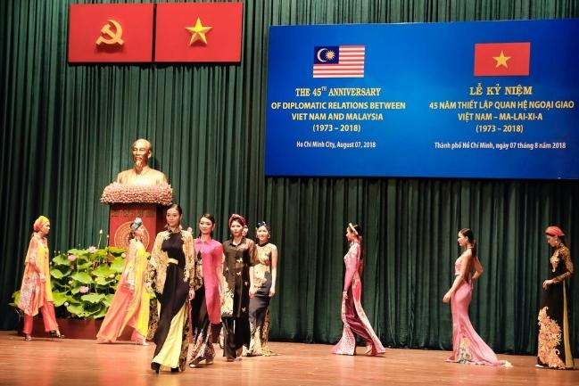 Bộ sưu tập Hoa Batik, hơi thở văn hóa thời trang Việt Nam và Malaysia