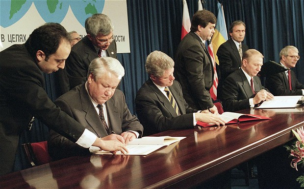 Kết quả hình ảnh cho picture of Budapest agreement signed for nuclear of Ukraine