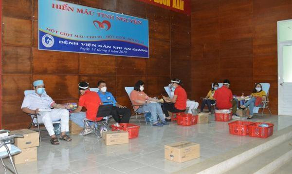 Chuyện về ông thợ điện chuyên đi hút đinh trên đường 