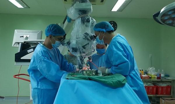 Mười giờ cam go tách khối u màng não khổng lồ 