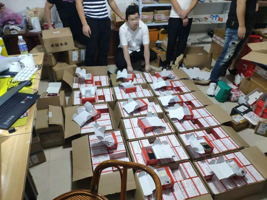 Nhóm tội phạm Trung Quốc hô biến điện thoại cũ thành smartphone Huawei, nửa năm bán hơn 7.000 chiếc - Ảnh 1.