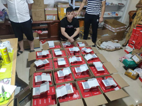 Nhóm tội phạm Trung Quốc hô biến điện thoại cũ thành smartphone Huawei, nửa năm bán hơn 7.000 chiếc - Ảnh 2.