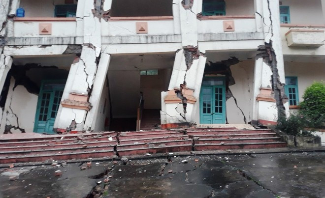 Quảng Bình: Quân nhân thoát nạn khi quả đồi sạt lở khiến 3 ngôi nhà đổ sập - ảnh 1