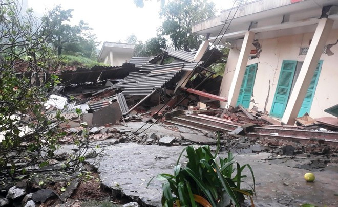 Quảng Bình: Quân nhân thoát nạn khi quả đồi sạt lở khiến 3 ngôi nhà đổ sập - ảnh 3