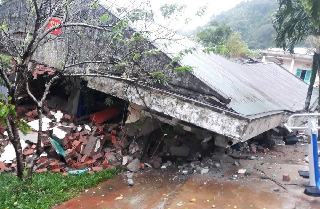 Một trong 3 dãy nhà ở đồn Biên phòng cửa khẩu Cha Lo bị sập đổ hoàn toàn. /// ẢNH: ĐỨC HOÀI