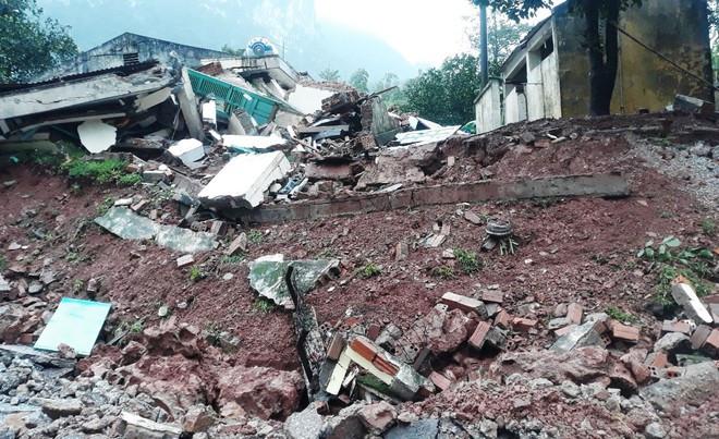 Quảng Bình: Quân nhân thoát nạn khi quả đồi sạt lở khiến 3 ngôi nhà đổ sập - ảnh 2