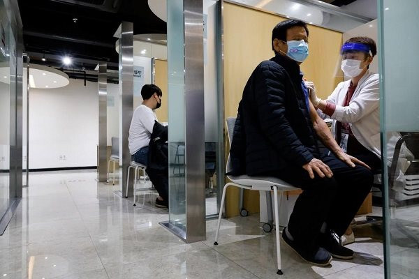 s-korean-authorities-stick-to-flu-vaccine-plan-after-deaths-rise.jpg
