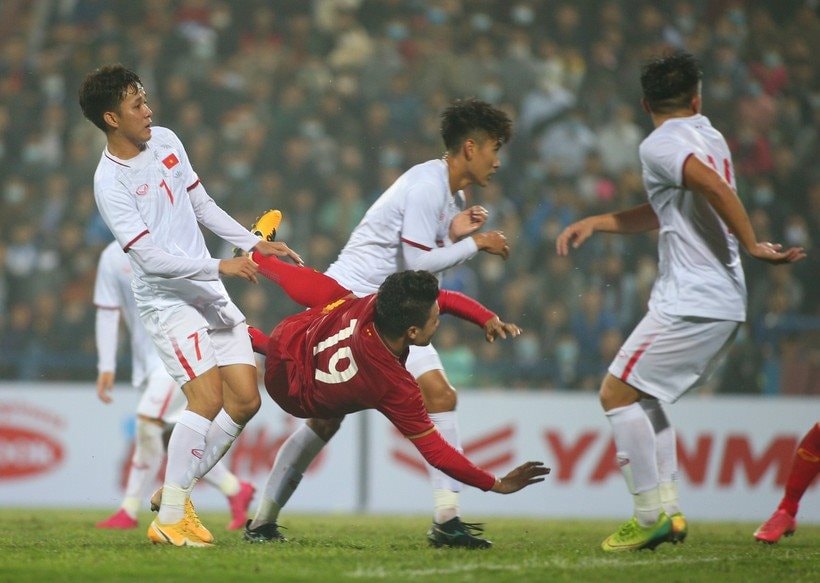 Video đội tuyển Việt Nam 2-2 U22 Việt Nam: Quang Hải lập siêu phẩm vô lê 
