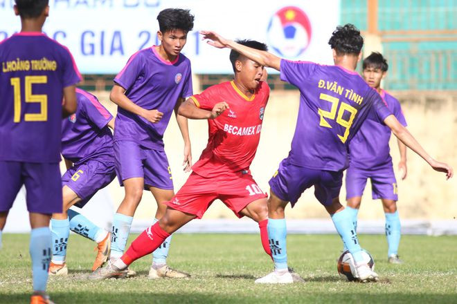 Vòng loại U.19: Đàn em Phan Thanh Bình lên đầu bảng, sân Bình Phước gặp sự cố - ảnh 6