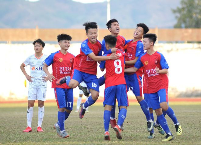 Vòng loại U.19: Đàn em Phan Thanh Bình lên đầu bảng, sân Bình Phước gặp sự cố - ảnh 2