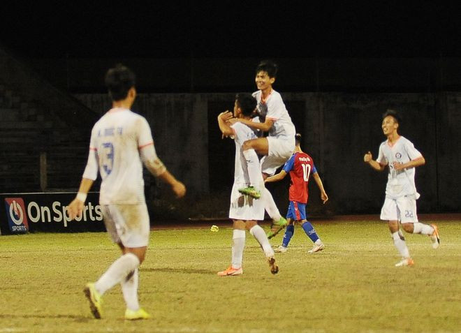 Vòng loại U.19: Đàn em Phan Thanh Bình lên đầu bảng, sân Bình Phước gặp sự cố - ảnh 3