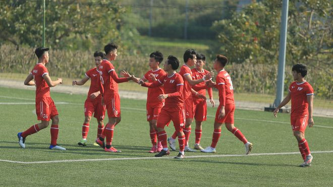 Vòng loại U.19: Đàn em Phan Thanh Bình lên đầu bảng, sân Bình Phước gặp sự cố - ảnh 1