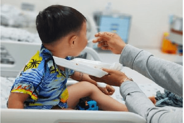 Thả diều, bé trai 4 tuổi bị rắn lục cắn nguy đến tính mạng 