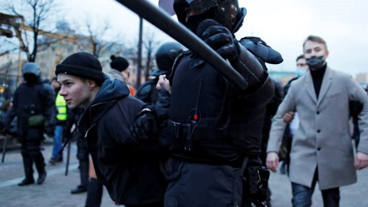 106871944-16190359332021-04-21t175323z_1568324888_rc2h0n9i2kbk_rtrmadp_0_russia-politics-navalny-protests.jpeg