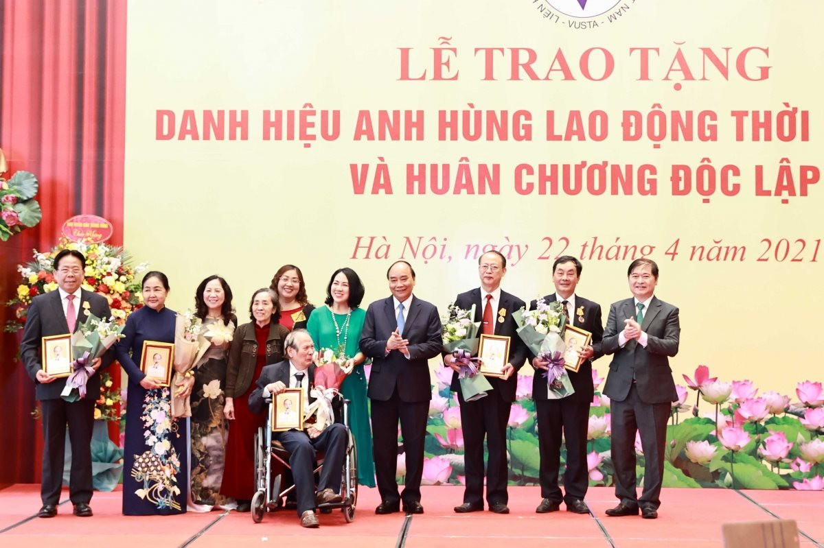 Chủ tịch nước trao danh hiệu Anh hùng Lao động và Huân chương Độc lập cho các nhà khoa học 