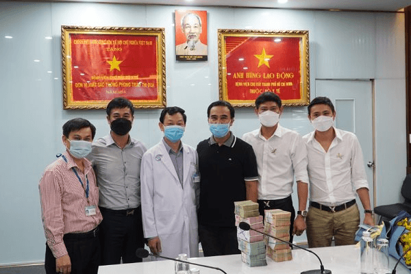Nghệ sĩ Quyền Linh và một số cá nhân ủng hộ 2 tỉ đồng chống dịch COVID-19 