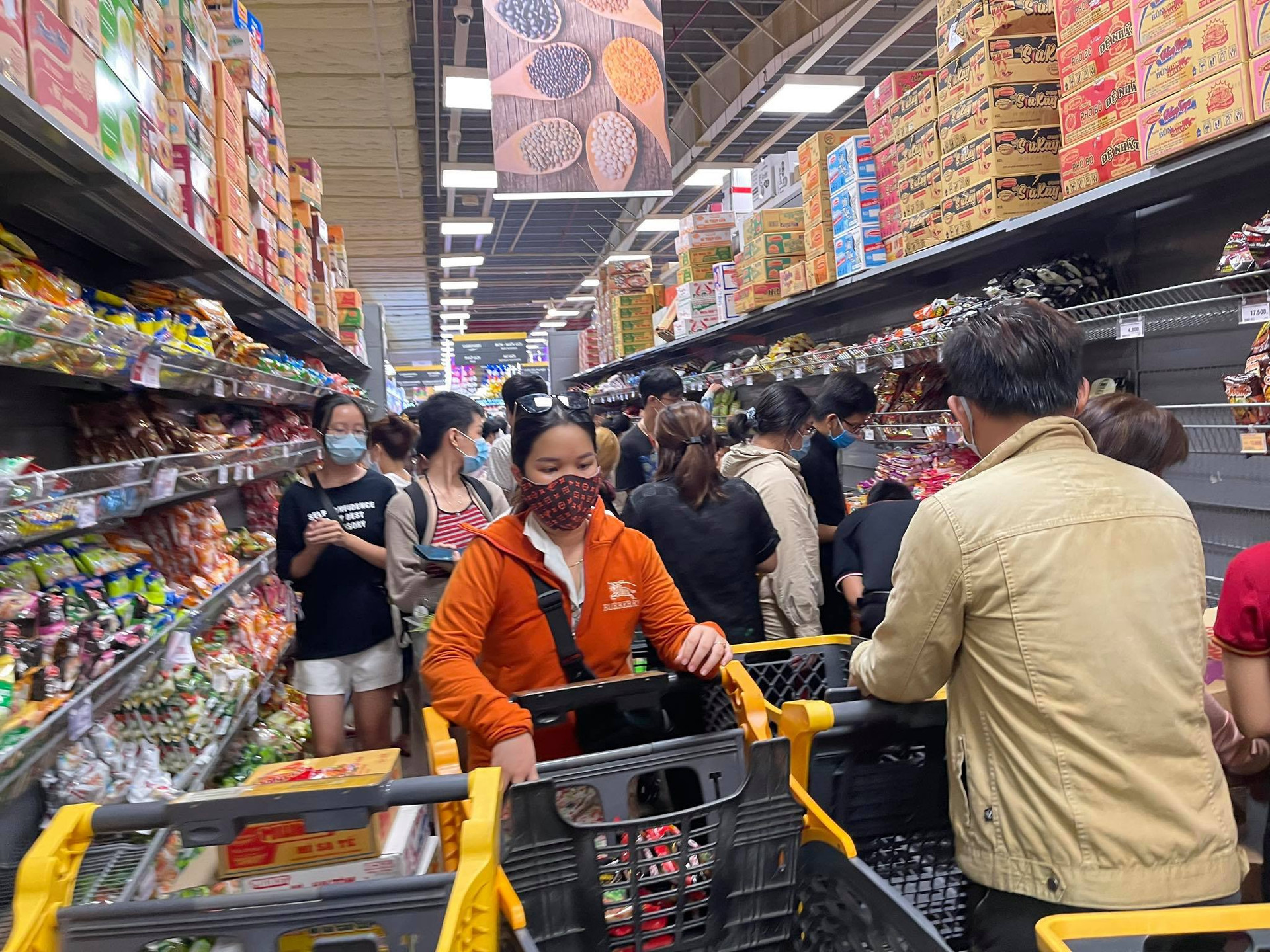 Sau lệnh giãn cách xã hội TP.HCM, siêu thị ở Gò Vấp đông nghẹt người mua sắm - ảnh 5