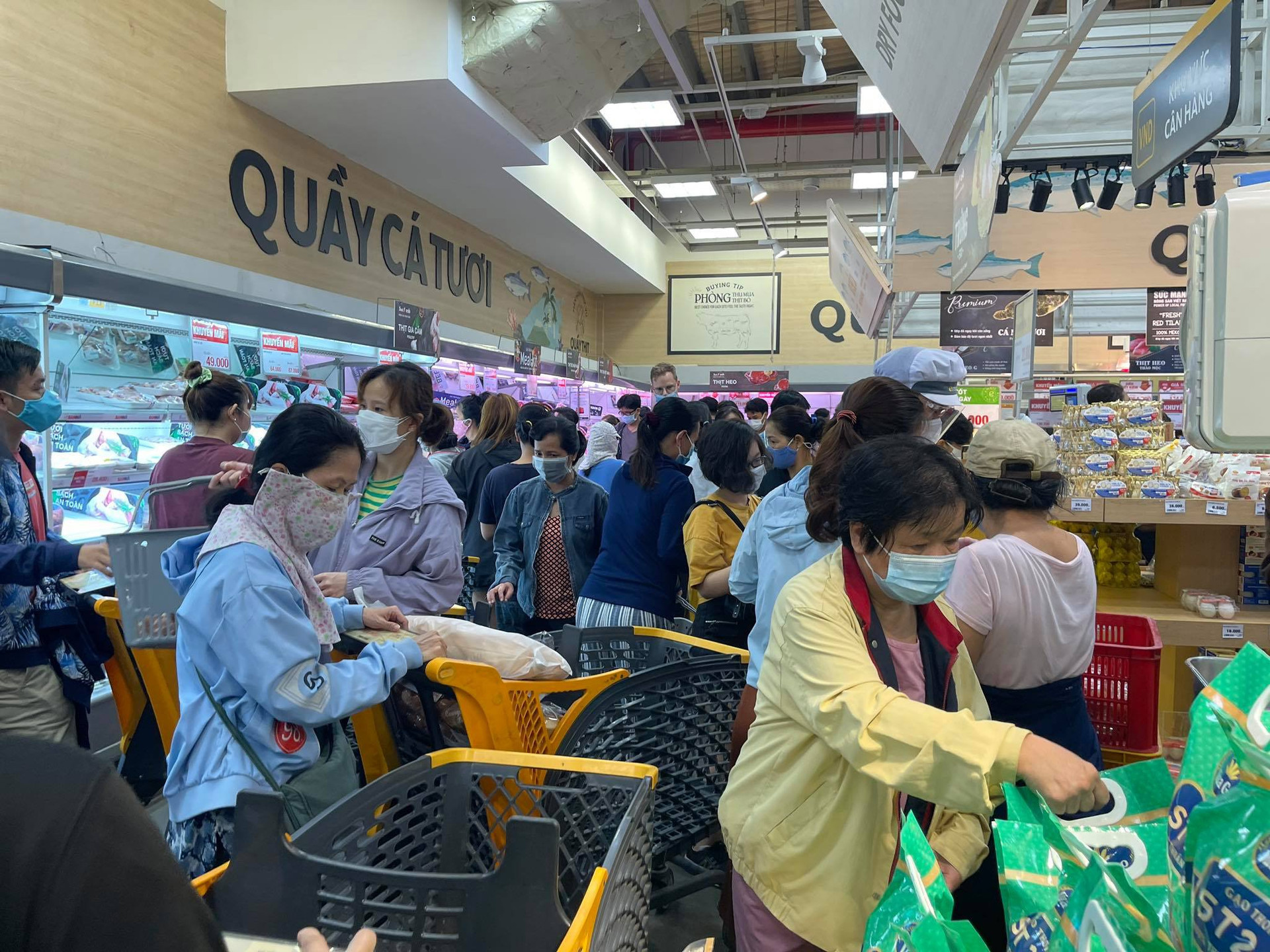 Sau lệnh giãn cách xã hội TP.HCM, siêu thị ở Gò Vấp đông nghẹt người mua sắm - ảnh 4