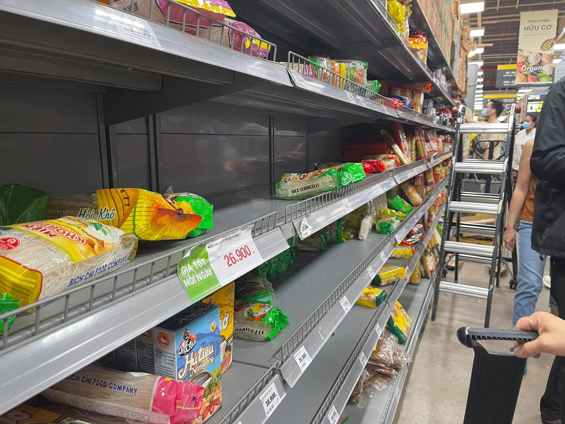 Sau lệnh giãn cách xã hội TP.HCM, siêu thị ở Gò Vấp đông nghẹt người mua sắm - ảnh 9