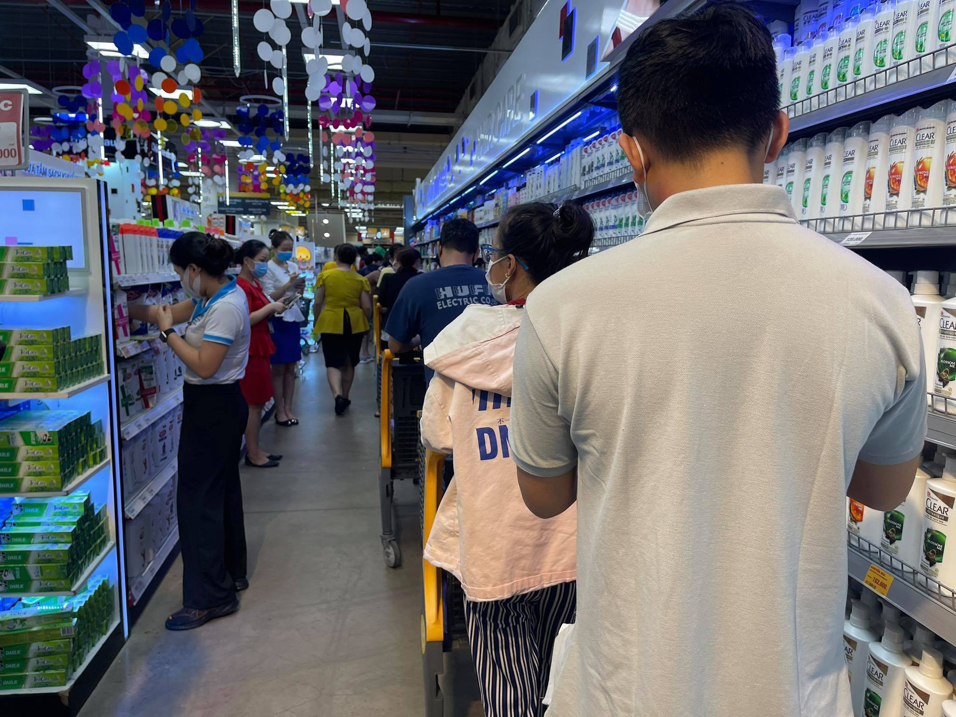 Sau lệnh giãn cách xã hội TP.HCM, siêu thị ở Gò Vấp đông nghẹt người mua sắm - ảnh 11