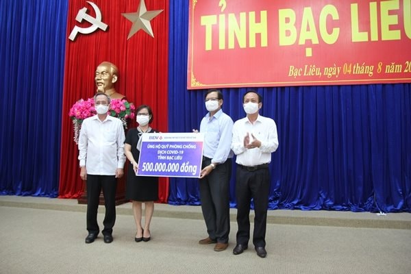 dai-dien-tinh-bac-lieu-nhan-ung-ho-quy-phong-chong-dich-benh-covid-19-tu-cac-don-vi-tai-tro-anh-ctv.jpg