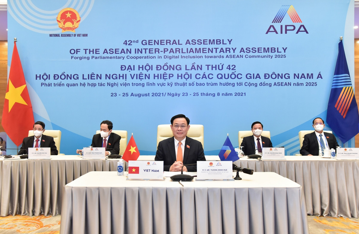 Chủ tịch Quốc hội Vương Đình Huệ và các Phó Chủ tịch Quốc hội dự AIPA 42 tại điểm cầu Hà Nội
