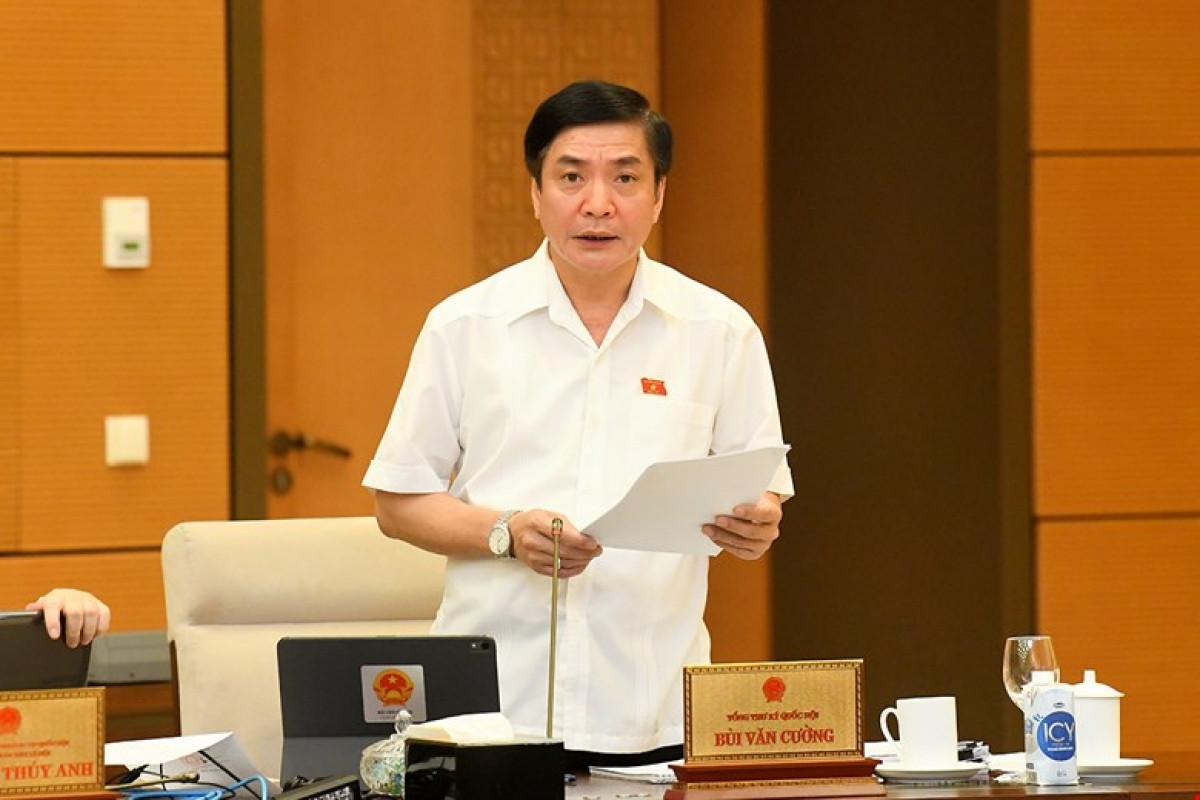 Tổng Thư ký Quốc hội Bùi Văn Cường trình bày báo cáo tại phiên họp sáng 13/10. Ảnh: Quốc hội