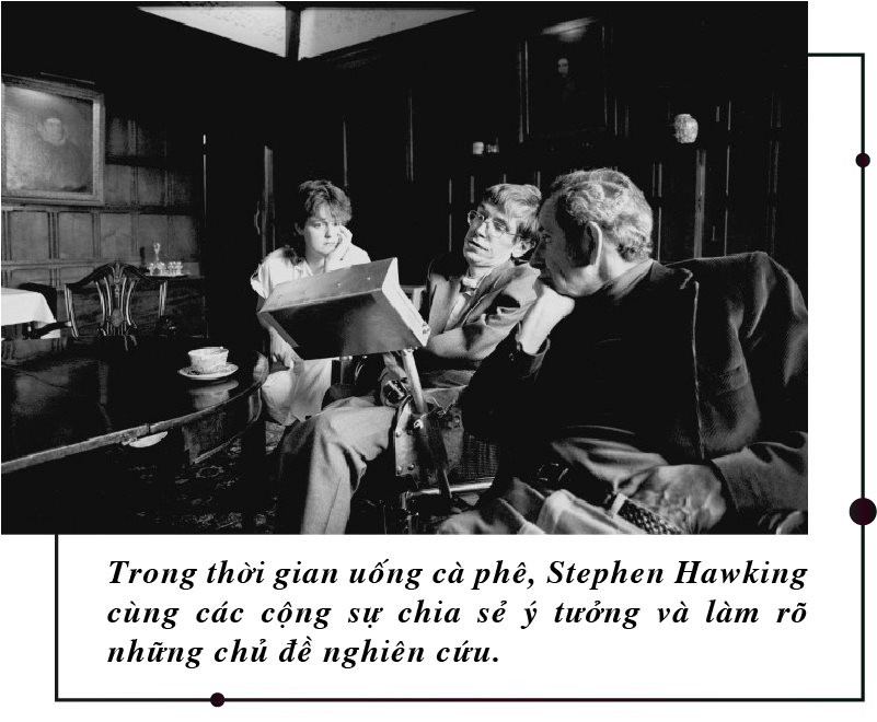 During coffee time, Stephen Hawking and his colleagues shared ideas and clarified research topics.