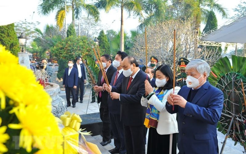 Chủ tịch nước Nguyễn Xuân Phúc viếng nghĩa trang Liệt sỹ Quốc Gia Vị Xuyên 