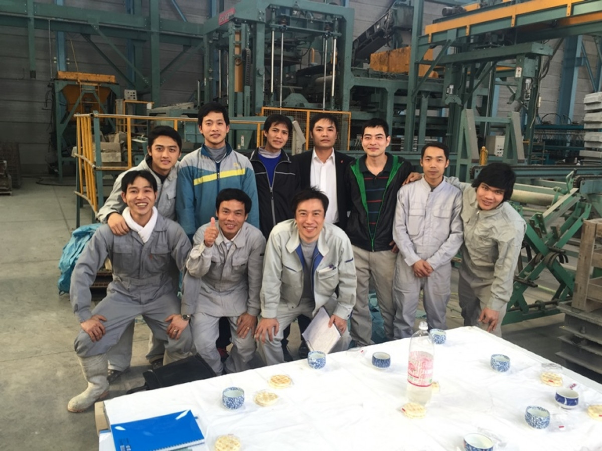 Thực tập sinh Việt Nam và đồng nghiệp Nhật Bản trong giờ giải lao tại nơi làm việc. Ảnh: TTXVN
