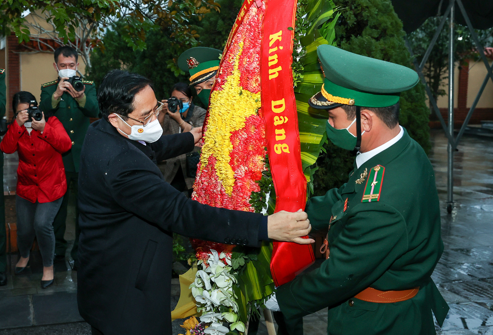 Thủ tướng dâng hương tưởng niệm các Anh hùng, liệt sĩ đã hy sinh trong cuộc chiến tranh bảo vệ biên giới - Ảnh 1.