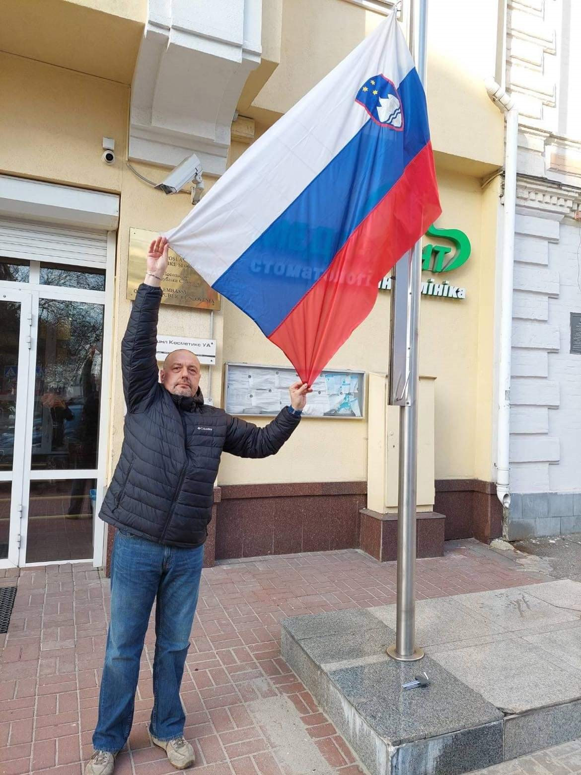 Slovenia - Ukraine - quốc kỳ:
Cùng đến với hình ảnh về hai quốc gia Slovenia và Ukraine, với những bức hình cờ quốc kỳ rực rỡ. Đó chính là biểu tượng vững chắc của chủ quyền, tình yêu quê hương và sự tự hào dân tộc. Hãy cùng chiêm ngưỡng vẻ đẹp đó trong từng khung hình.