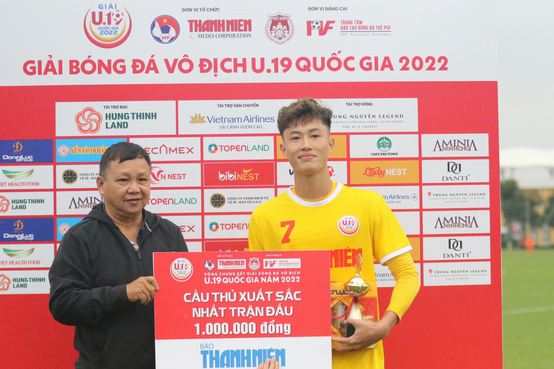 Cầu thủ U.19 có bàn thắng từ cú sút xa 60m lên tuyển Olympic Việt Nam - ảnh 6