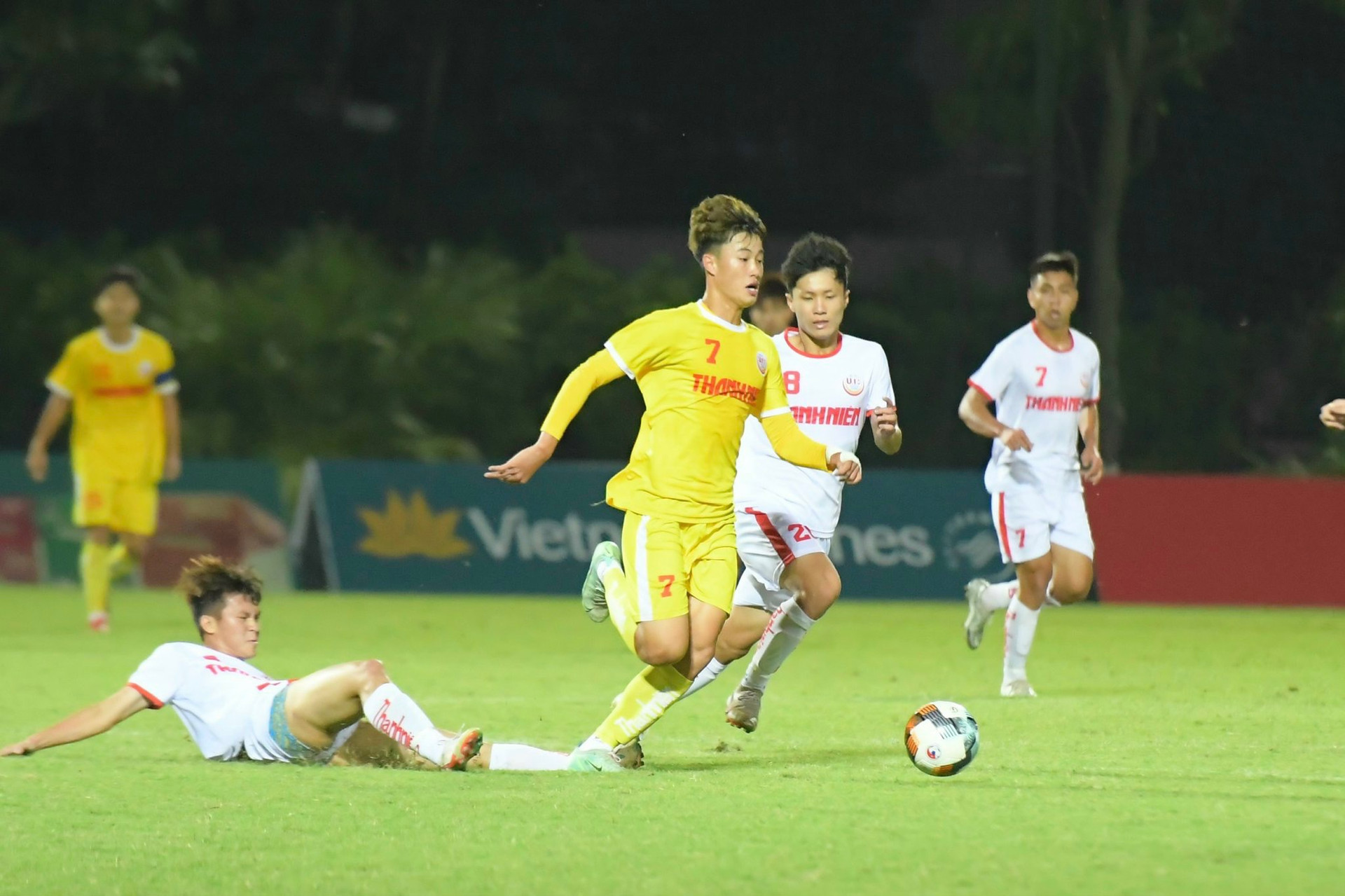 Cầu thủ U.19 có bàn thắng từ cú sút xa 60m lên tuyển Olympic Việt Nam - ảnh 1