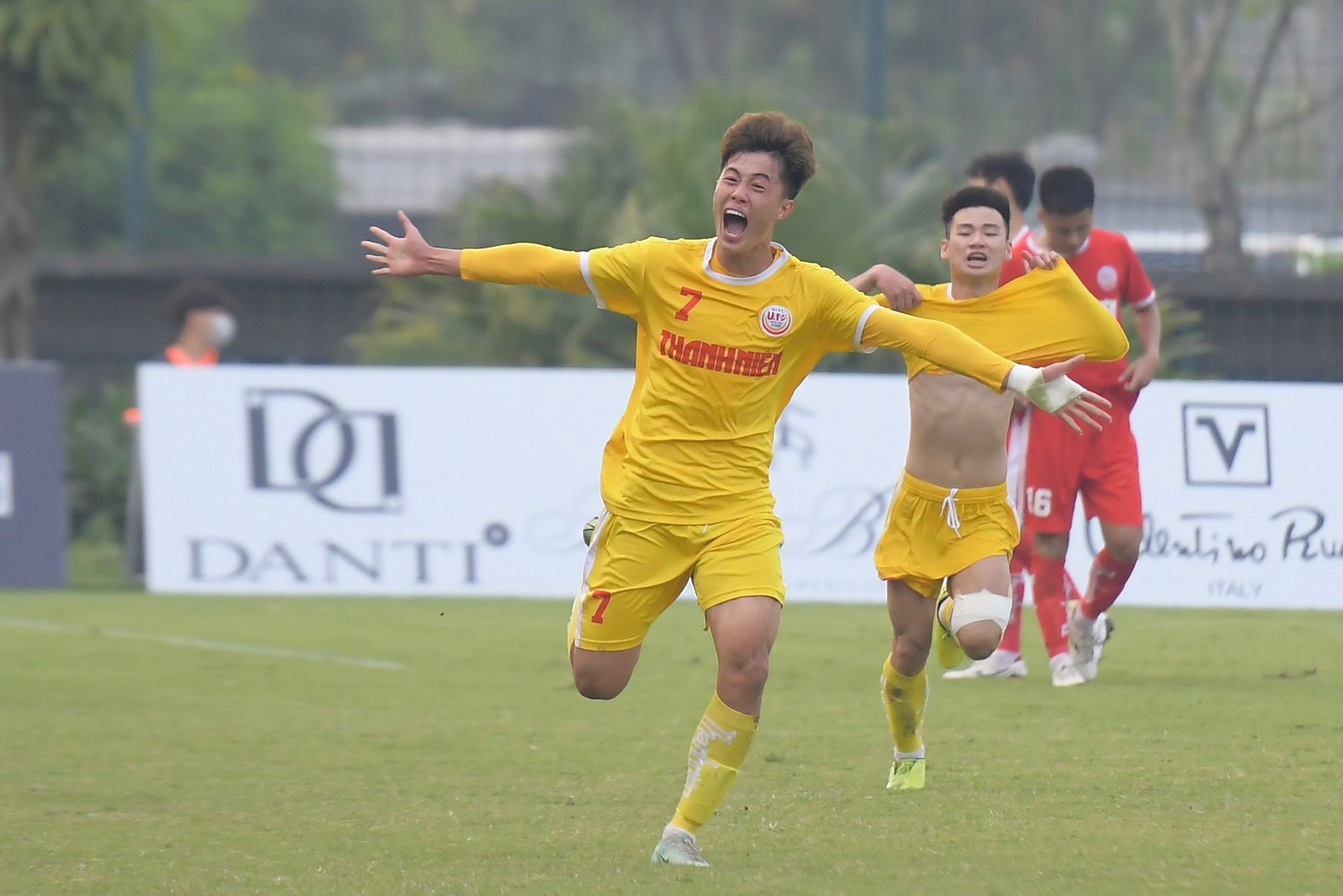 Cầu thủ U.19 có bàn thắng từ cú sút xa 60m lên tuyển Olympic Việt Nam - ảnh 2