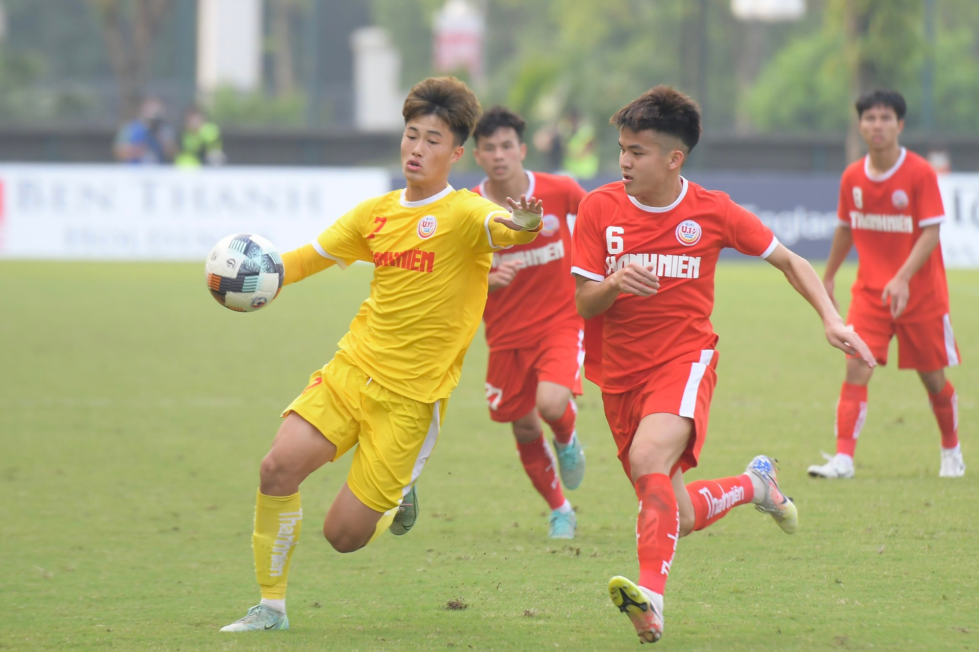 Cầu thủ U.19 có bàn thắng từ cú sút xa 60m lên tuyển Olympic Việt Nam - ảnh 4