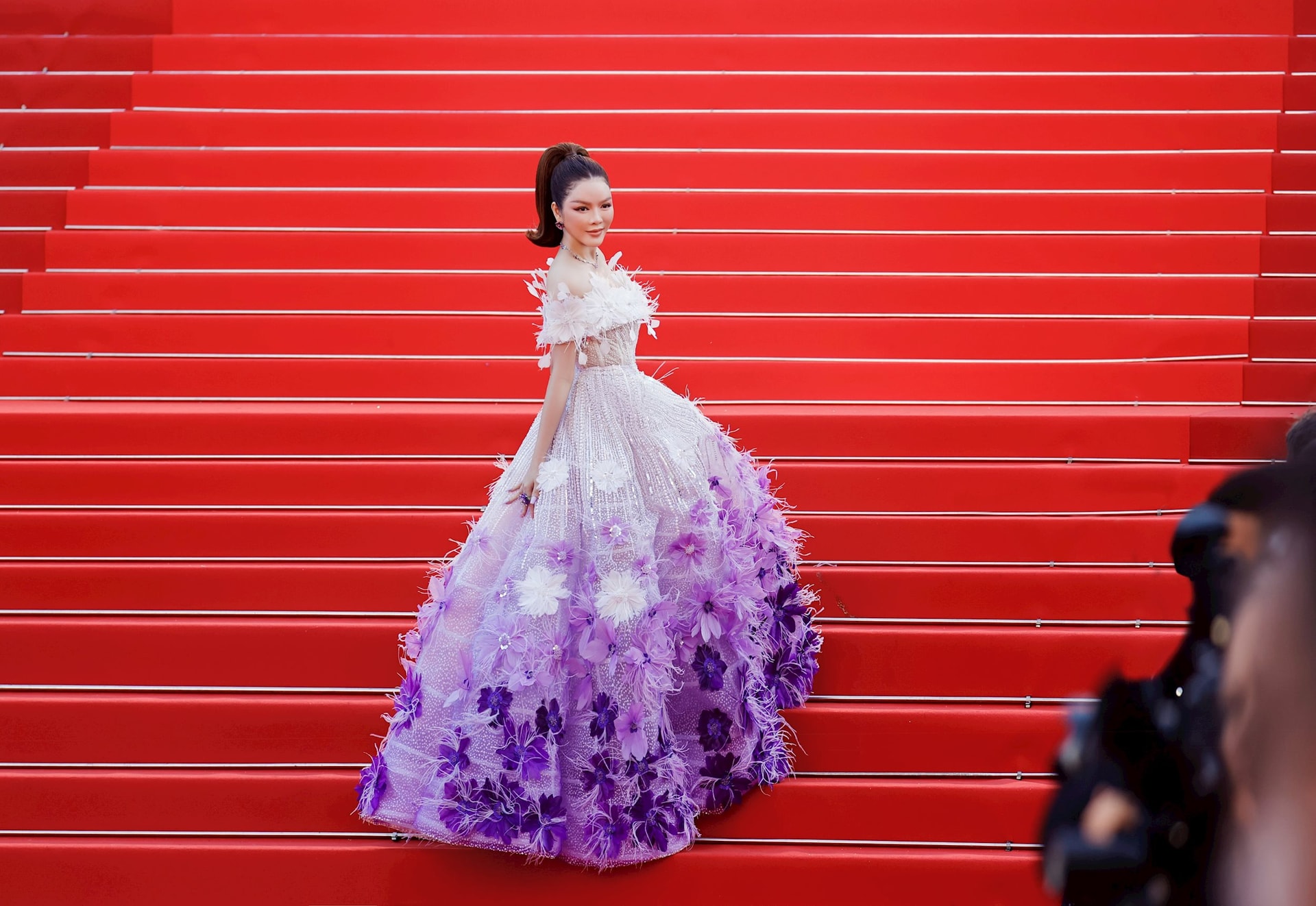 Lý Nhã Kỳ hóa công chúa trên thảm đỏ Cannes 