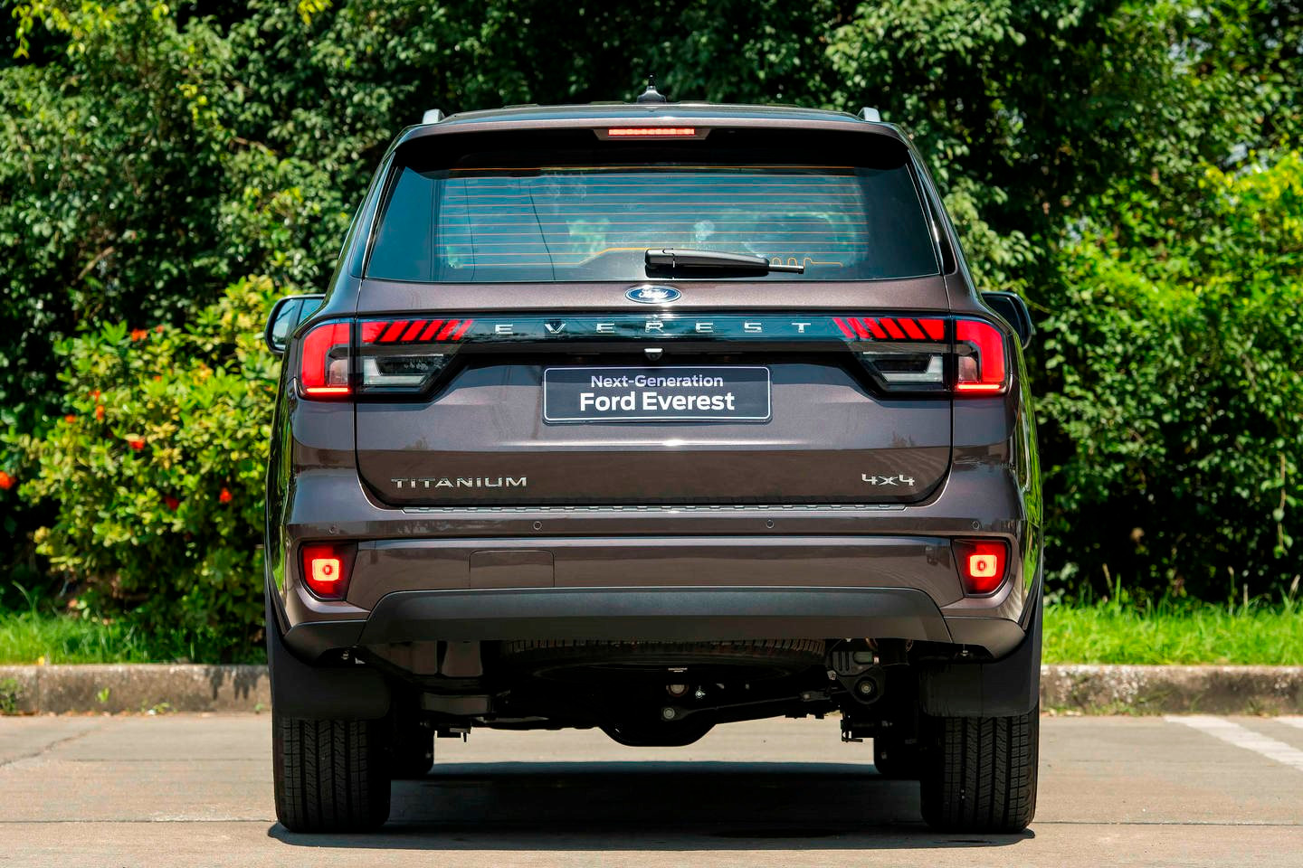 01_everest-titanium-4x4_-ngoai-that.jpg