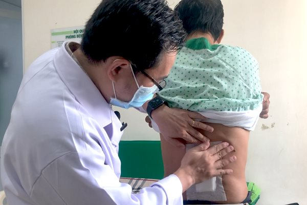 Bị đau lưng và tê chân coi chừng bị u bào sợi thần kinh 