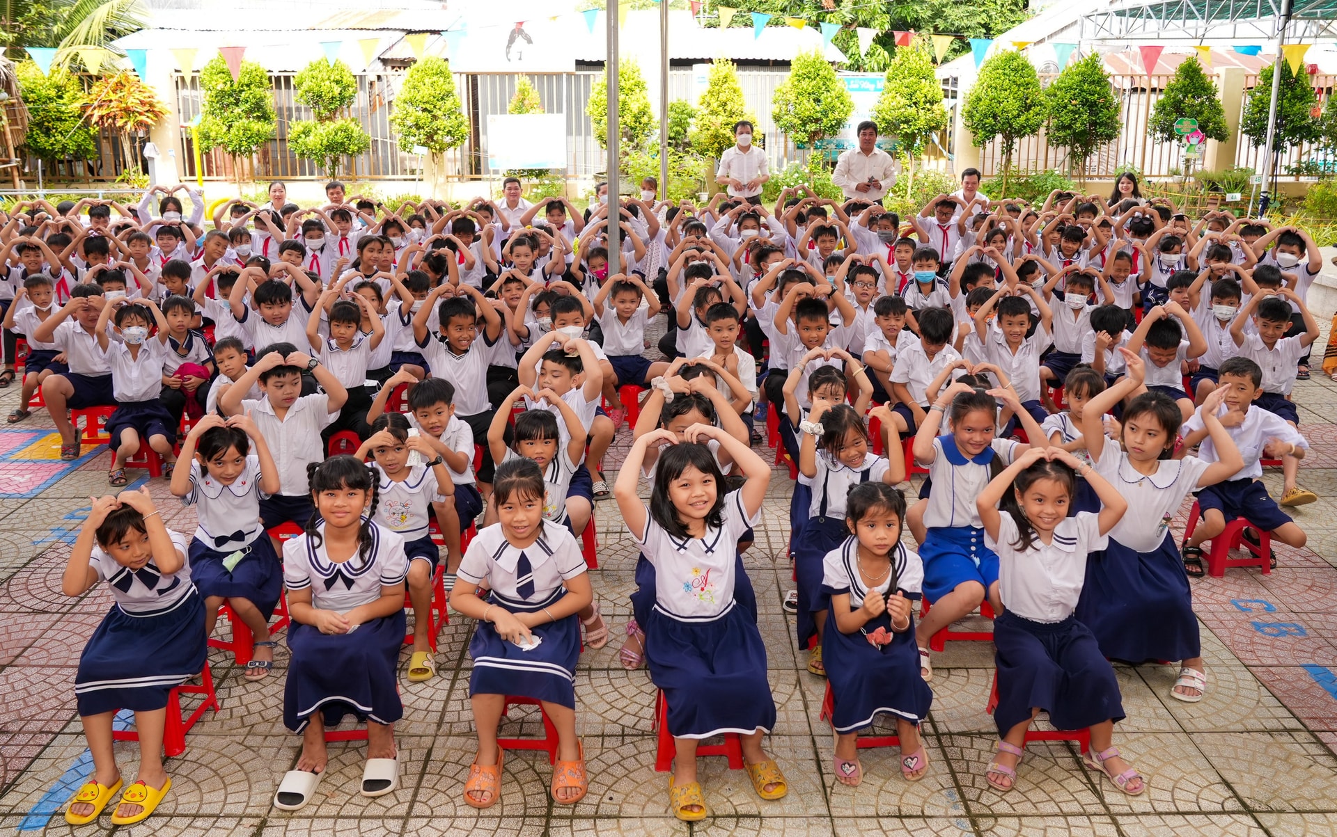 1-cach-bay-to-loi-cam-on-dang-yeu-cua-cac-em-hoc-sinh-truong-tieu-hoc-long-khanh-a3-khi-duoc-hoc-chuong-trinh-tieng-anh-va-tin-hoc-chuan-quoc-te.jpg