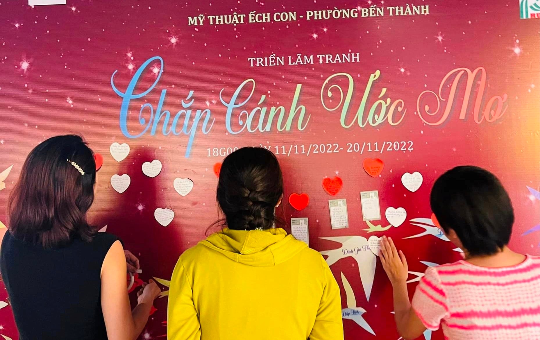 Ngỡ ngàng với tranh của trẻ tự kỷ tại triển lãm ‘Chắp cánh ước mơ’ 