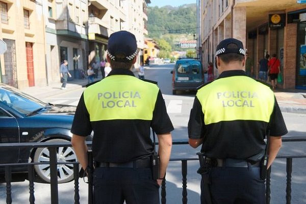 0_spain-asturias-cangas-de-onis-policeman-watching-a-street.jpg