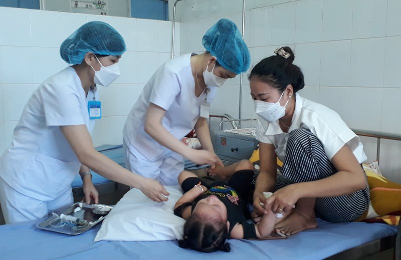 Tự ý cho trẻ dùng thuốc nam chữa bệnh thận, 2 bệnh nhân nguy kịch 