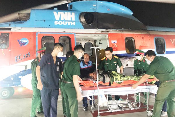 Trực thăng kịp thời đưa một ngư dân bị đột quỵ não vào đất liền điều trị