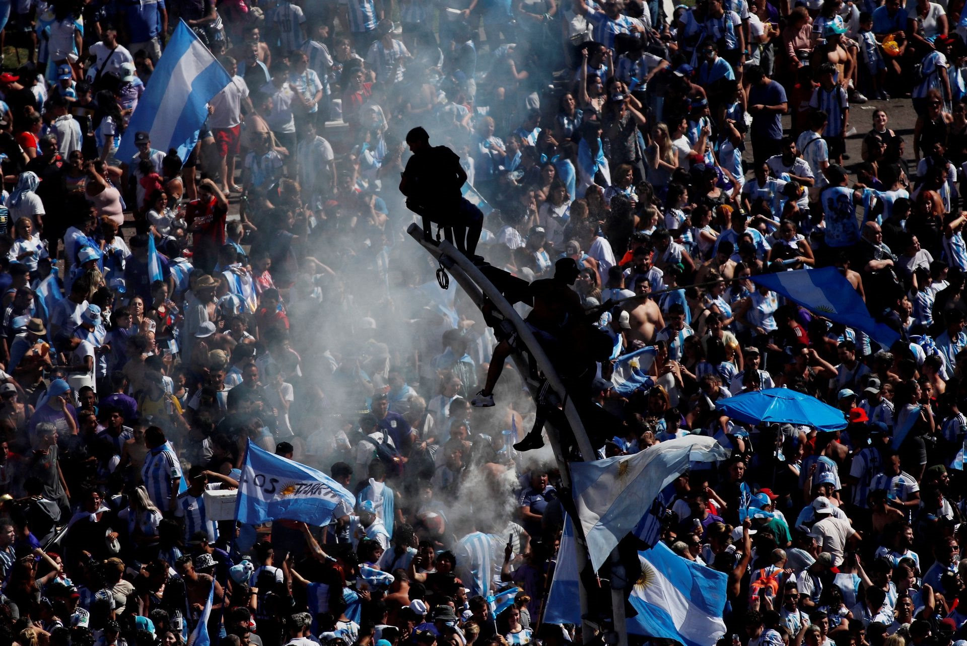 gioi-tre-argentina-thoi-hau-maradona-phat-cuong-vi-chuc-vo-dich-world-cup-sau-36-nam(1).jpg