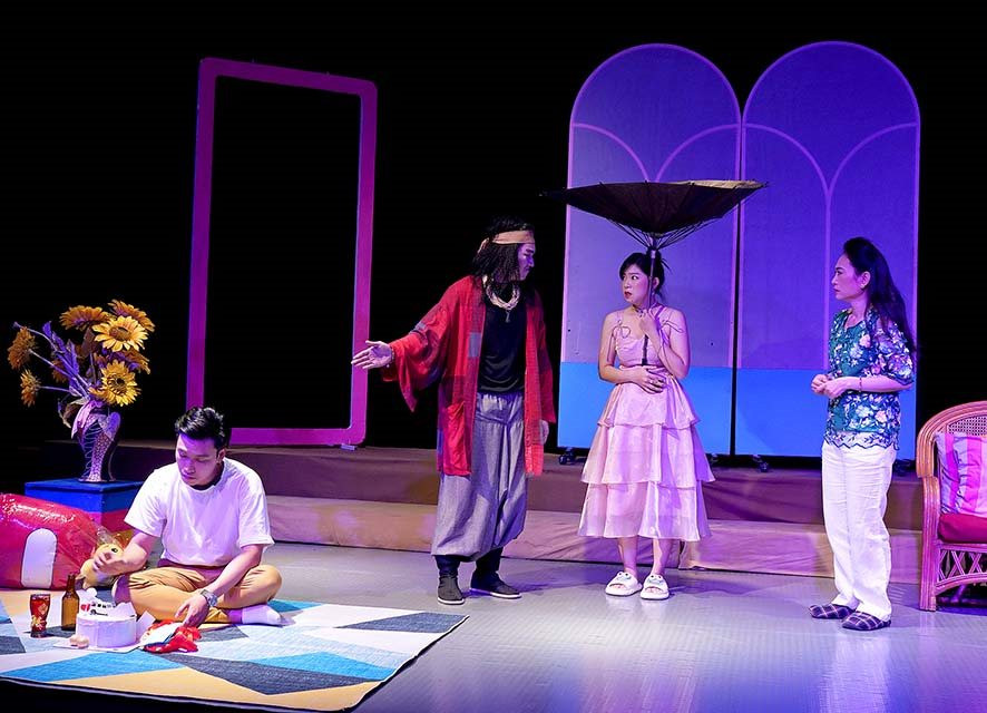‘Hoa hậu’ hài Thu Trang trở lại, Hoài Linh cháy hết mình trong mùa kịch Tết 