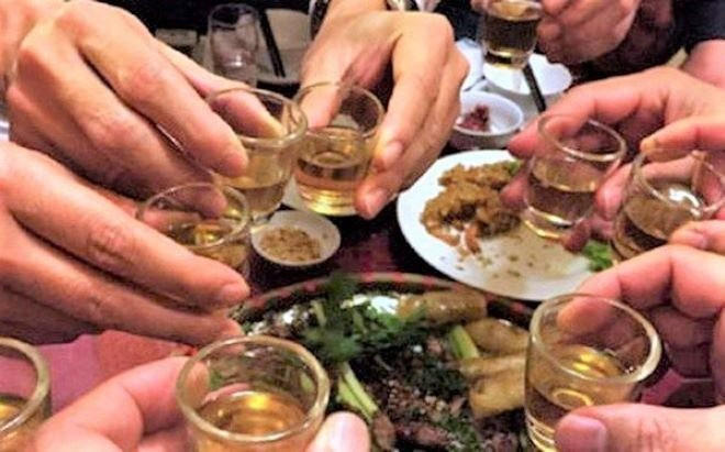Nghệ An: 5 người nhập viện nghi do ngộ độc rượu